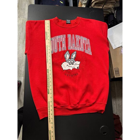 Vintage South Dakota Coyotes Crewneck Sweatshirt Red HL Miller Gold Size XL USA - Picture 5 of 11